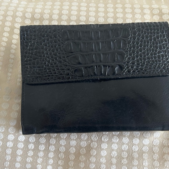Brighton Clutch and Crossbody Bag -
Elegant Black Crocodile-Embossed leather - Picture 3 of 10